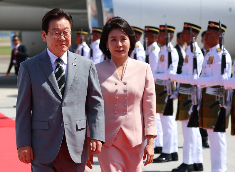 아세안 정상회의 참석차 말레이시아를 방문한 이재명 대통령과 김혜경 여사가 26일 쿠알라룸푸르 국제공항에서 차량으로 이동하고 있다. 사진=연합뉴스