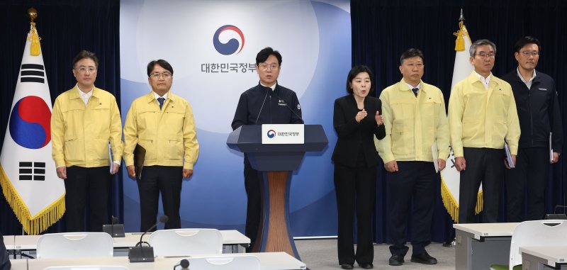 김영훈 고용노동부 장관이 26일 오후 서울 종로구 정부서울청사에서 경북 경주의 아연 제조공장에서 전날 발생한 중대 재해 관련 관계부처 합동브리핑을 하고 있다. 2025.10.26/뉴스1 ⓒ News1 이광호 기자