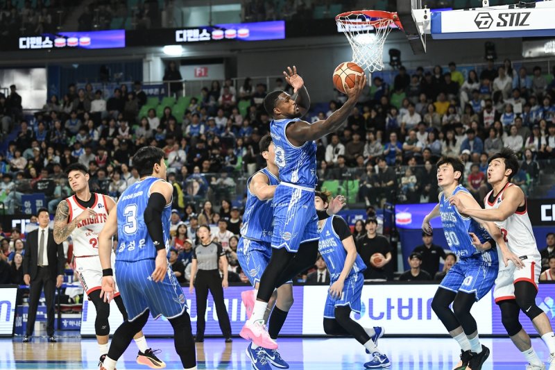 가스공사 퍼킨스의 슛 (출처=연합뉴스)