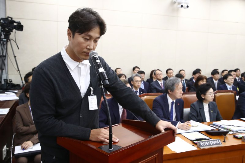 방송인 겸 정신건강의학과 전문의 양재웅 씨가 23일 오후 서울 여의도 국회에서 열린 보건복지위원회의 복지부 등에 대한 종합 국정감사에 증인으로 출석해 자신의 병원에서 발생한 환자 사망 사고와 관련한 의원 질의를 듣고 있다. 2024.10.23/뉴스1 ⓒ News1 이광호 기자