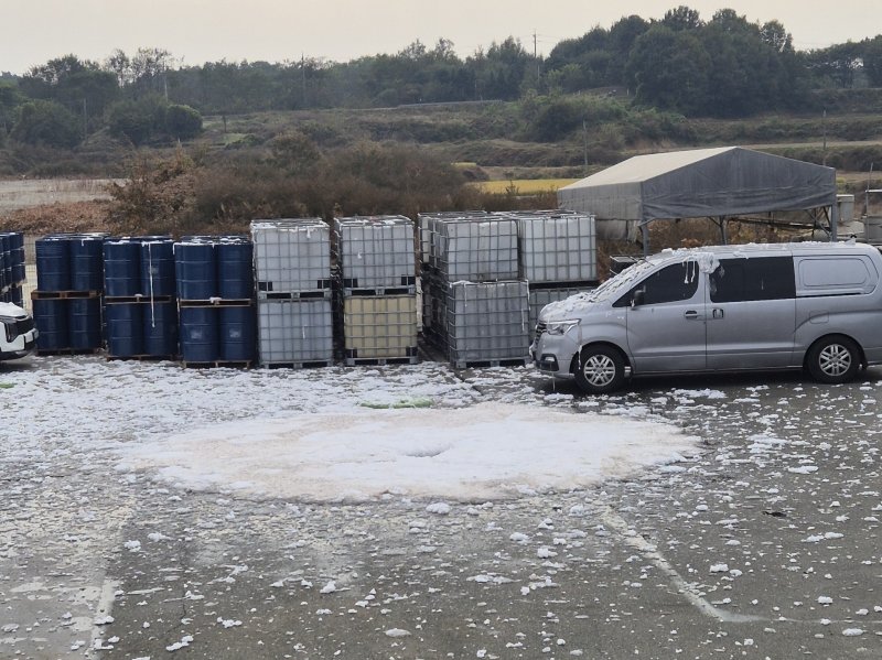 [음성=뉴시스] 26일 충북 음성의 한 석유 보관·판매업체에서 화학물질이 누출됐다. (사진= 음성소방서 제공) 2025.10.26. photo@newsis.com *재판매 및 DB 금지