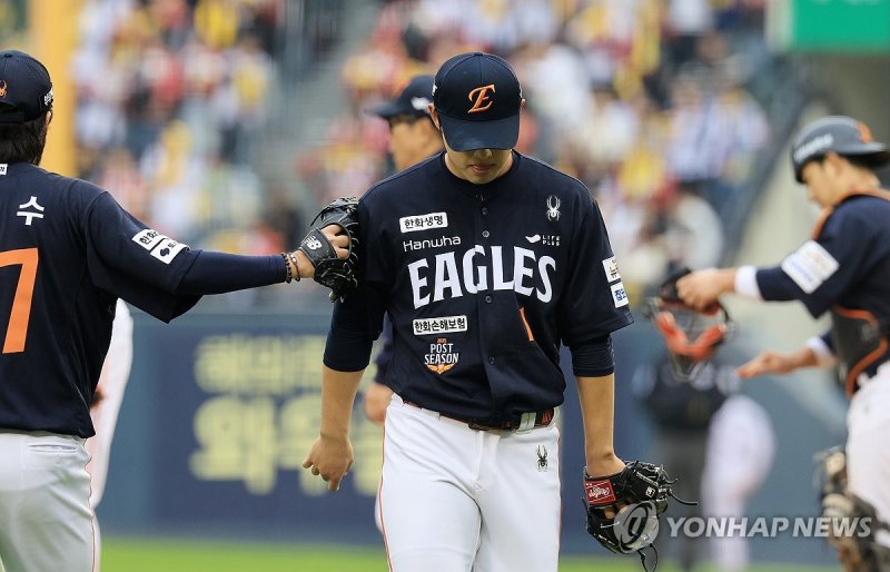 5회 마운드 내려오는 문동주 (출처=연합뉴스)