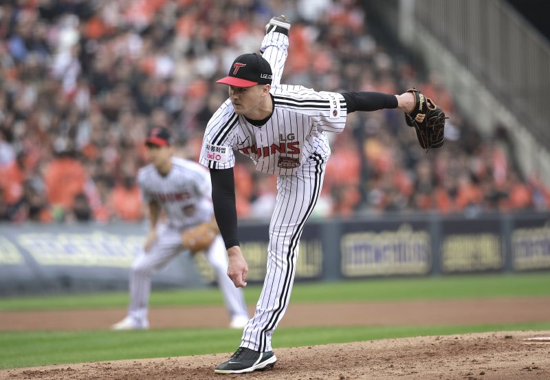 [서울=뉴시스] 정병혁 기자 = 26일 서울 송파구 잠실야구장에서 열린 2025 KBO 한국시리즈 1차전 한화 이글스와 LG 트윈스의 경기, 4회초 2사 주자없는 상황 한화 하주석 타석 때 LG 선발 톨허스트가 역투하고 있다. 2025.10.26. jhope@newsis.com