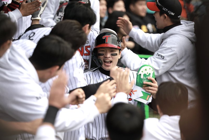 [서울=뉴시스] 정병혁 기자 = 26일 서울 송파구 잠실야구장에서 열린 2025 KBO 한국시리즈 1차전 한화 이글스와 LG 트윈스의 경기, 6회말 1사 만루 상황 LG 신민재가 2타점 적시타 때 홈인한 2루 주자 박해민이 더그아웃에서 동료들과 기뻐하고 있다. 2025.10.26. jhope@newsis.com
