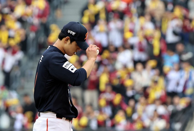 26일 서울 잠실야구장에서 열린 프로야구 2025 신한 SOL뱅크 KBO 포스트시즌 한국시리즈 1차전 한화 이글스와 LG 트윈스의 경기, 한화 선발 문동주가 5회말 1사 3루 LG 오스틴의 3루수 땅볼 때 신민재에게 추가 실점을 한 뒤 마운드를 나서고 있다. 2025.10.26/뉴스1 ⓒ News1 구윤성 기자