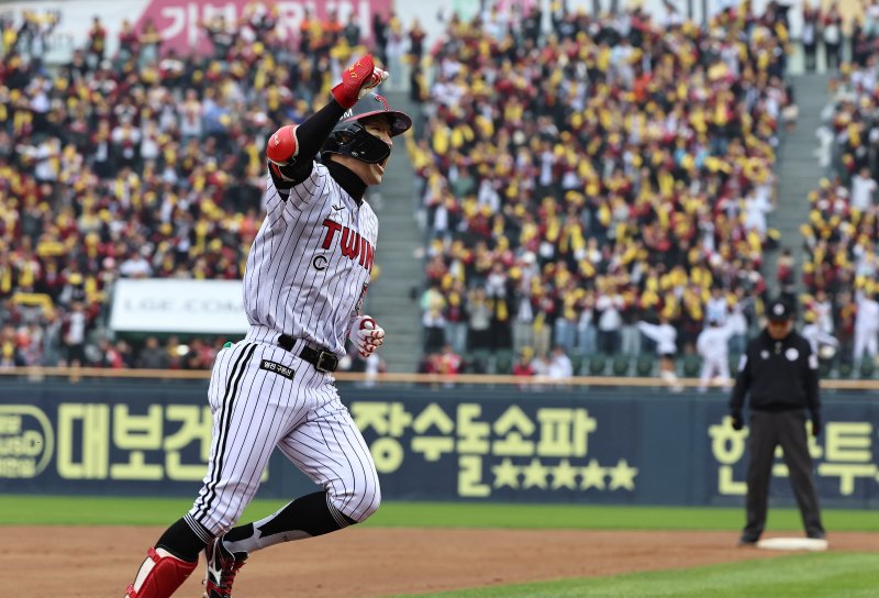 26일 서울 잠실야구장에서 열린 프로야구 2025 신한 SOL뱅크 KBO 포스트시즌 한국시리즈 1차전 한화 이글스와 LG 트윈스의 경기, LG의 5회말 박해민이 솔로포를 때린 뒤 환호하고 있다. 2025.10.26/뉴스1 ⓒ News1 구윤성 기자