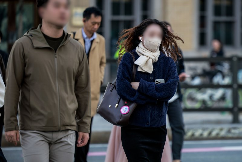 [서울=뉴시스] 정병혁 기자 = 추운 날씨를 보인 지난 21일 서울 종로구 광화문네거리에서 두꺼운 옷차림을 한 시민들이 이동하고 있다. 2025.10.21 jhope@newsis.com