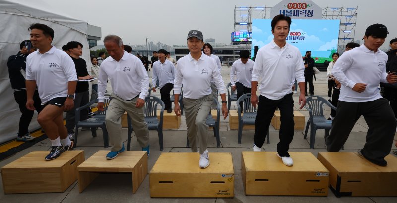 [서울=뉴시스] 박주성 기자 = 오세훈 서울시장을 비롯한 참석자들이 26일 서울 여의도 한강공원 이벤트 광장에서 열린 9988 서울체력장에서 체력측정을 하고 있다. 2025.10.26. park7691@newsis.com