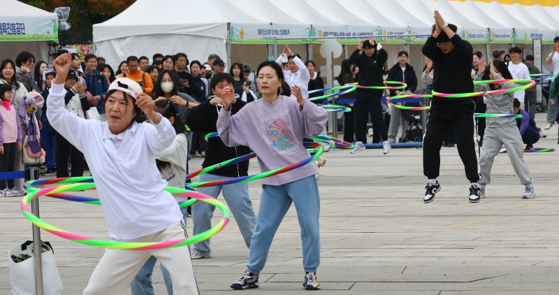 [서울=뉴시스] 박주성 기자 = 26일 서울 여의도 한강공원 이벤트 광장에서 열린 9988 서울체력장에서 참가자들이 훌라후프 돌리기를 하고 있다. 2025.10.26. park7691@newsis.com