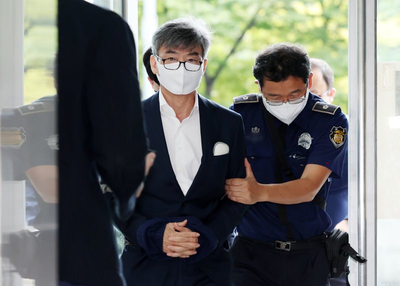 [서울=뉴시스] 조성우 기자 = 이종호 전 블랙펄인베스트먼트 대표가 지난 12일 오전 서울 서초구 순직 해병 특별검사팀 사무실에서 참고인 조사를 받기 위해 출석하고 있다. 2025.10.26. xconfind@newsis.com