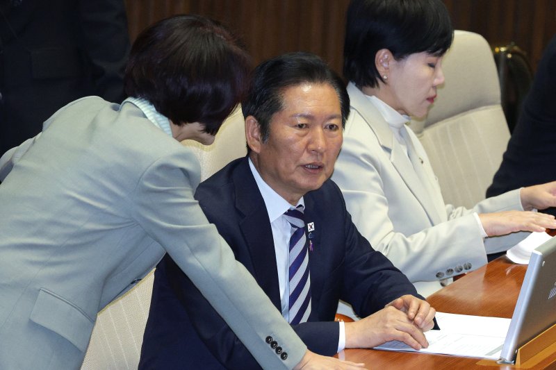 정청래 더불어민주당 대표가 26일 서울 여의도 국회에서 열린 제 429회국회(정기회) 제10차 본회의에서 대화하고 있다. 2025.10.26/뉴스1 ⓒ News1 신웅수 기자