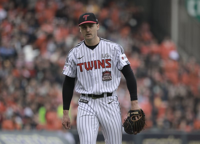 [서울=뉴시스] 정병혁 기자 = 26일 서울 송파구 잠실야구장에서 열린 2025 KBO 한국시리즈 1차전 한화 이글스와 LG 트윈스의 경기, 5회초 이닝을 마친 LG 선발 톨허스트가 더그아웃을 향하고 있다. 2025.10.26. jhope@newsis.com