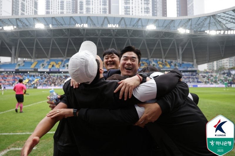 우승 후 코칭스태프와 기뻐하는 윤정환 인천 유나이티드 감독. (한국프로축구연맹 제공)