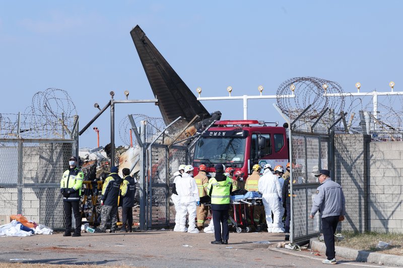지난해 12월 29일 오전 9시 3분께 전남 무안국제공항에서 181명이 탑승한 여객기가 추락해 소방대원들이 사고 수습 작업을 하고 있다. 2024.12.29/뉴스1 ⓒ News1 김성진 기자