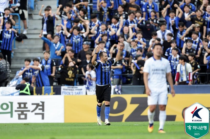 [서울=뉴시스]K리그2 인천 무고사의 세리머니. (사진=한국프로축구연맹 제공)