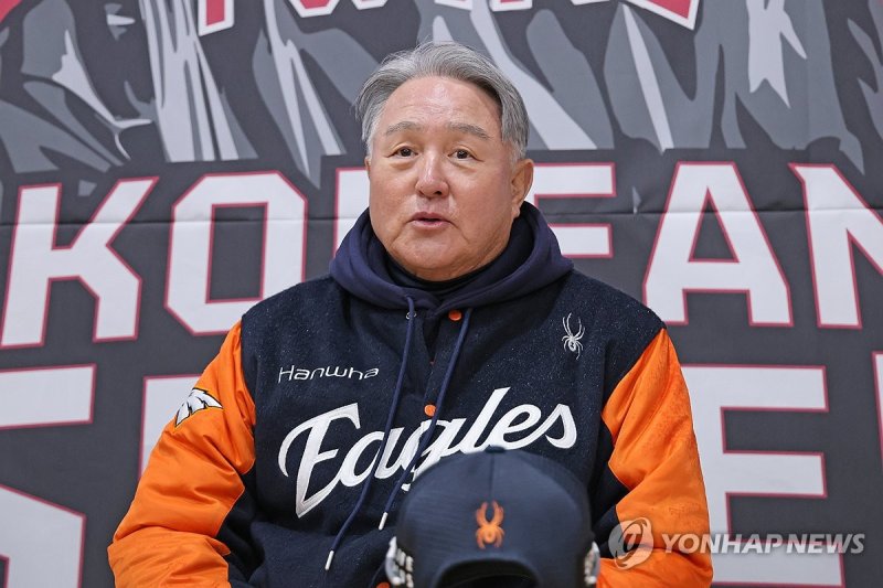 인터뷰하는 김경문 감독 (출처=연합뉴스)