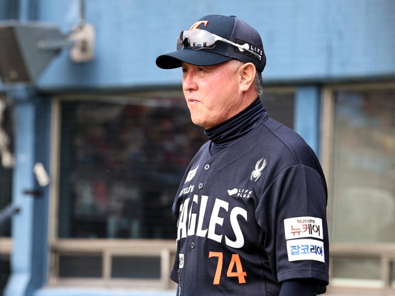 26일 오후 서울 송파구 잠실야구장에서 열린 프로야구 2025 신한 SOL뱅크 KBO 포스트시즌 한국시리즈 1차전 한화 이글스와 LG 트윈스의 경기를 앞두고 김경문 한화 감독이 선수들을 지켜보고 있다. 2025.10.26/뉴스1 ⓒ News1 구윤성 기자