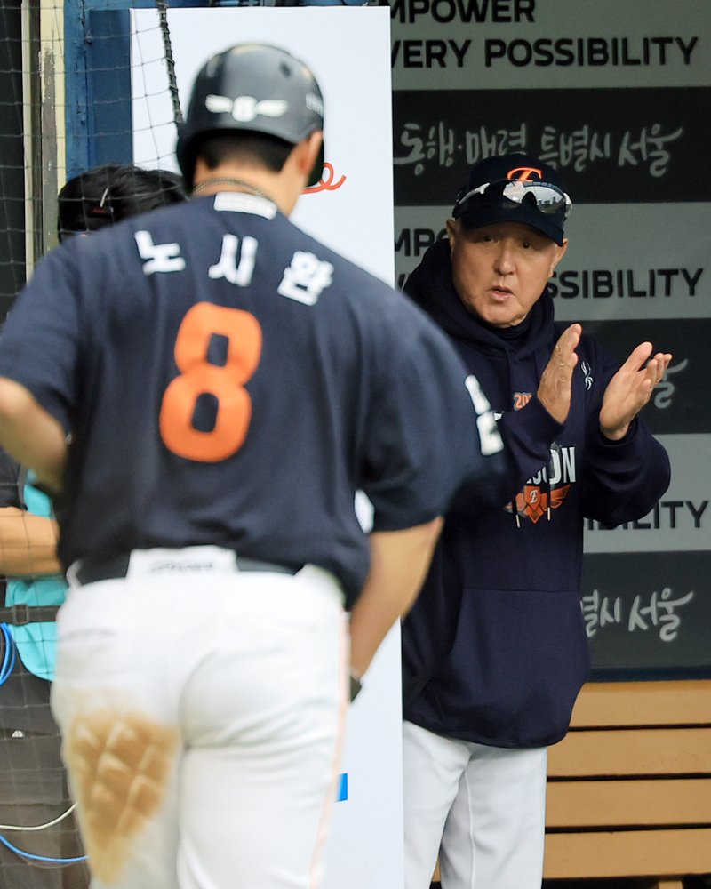 26일 서울 잠실야구장에서 열린 프로야구 2025 신한 SOL뱅크 KBO 포스트시즌 한국시리즈 1차전 한화 이글스와 LG 트윈스의 경기, 한화 김경문 감독이 6회초 1사 1,3루 상황 하주석의 중견수 플라이 때 득점에 성공한 노시환을 보며 손뼉을 치고 있다. 2025.10.26/뉴스1 ⓒ News1 김진환 기자