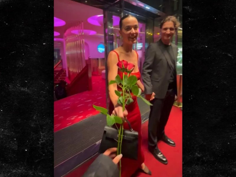 [뉴시스] 극장에서 나오는 팝스타 케이티 페리와 저스틴 트뤼도 캐나다 전 총리의 모습. (사진=TMZ) 2025.10.26 *재판매 및 DB 금지