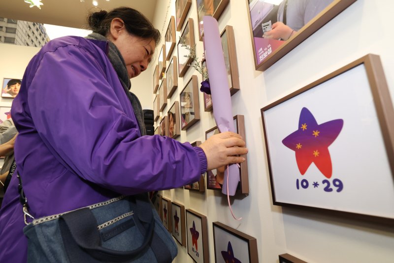 [서울=뉴시스] 김근수 기자 = 10·29 이태원참사 외국인 유가족이 26일 오후 서울 종로구 별들의 집에 방문해 희생자의 사진을 보고 눈물 흘리고 있다. (공동취재) 2025.10.26. photo@newsis.com