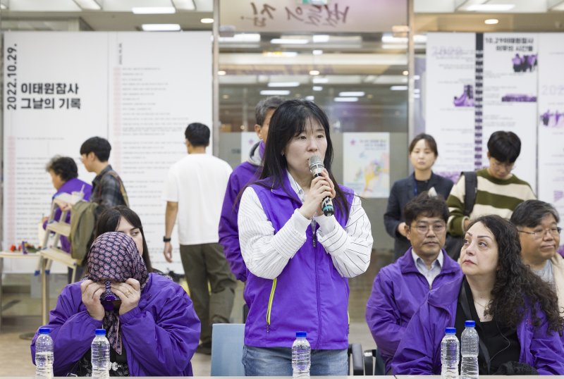 [서울=뉴시스] 김근수 기자 = 송해진 이태원참사 유가족협의회 운영위원장이 26일 서울 종로구 10.29 이태원참사 추모공간 별들의 집에서 인사말을 하고 있다. 2025.10.26. ks@newsis.com