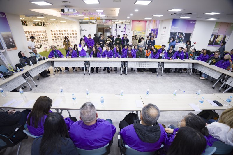 [서울=뉴시스] 김근수 기자 = 송해진 이태원참사 유가족협의회 운영위원장이 26일 서울 종로구 10.29 이태원참사 추모공간 별들의 집에서 열린 외국인 희생자 유가족들과 간담회에서 인사말을 하고 있다. 2025.10.26. ks@newsis.com