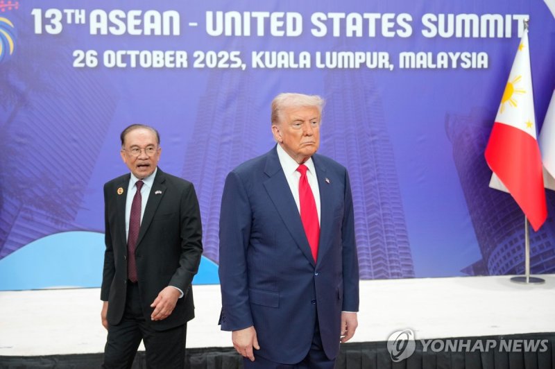 트럼프 미국 대통령(오른쪽)과 안와르 말레이 총리 (출처=연합뉴스)