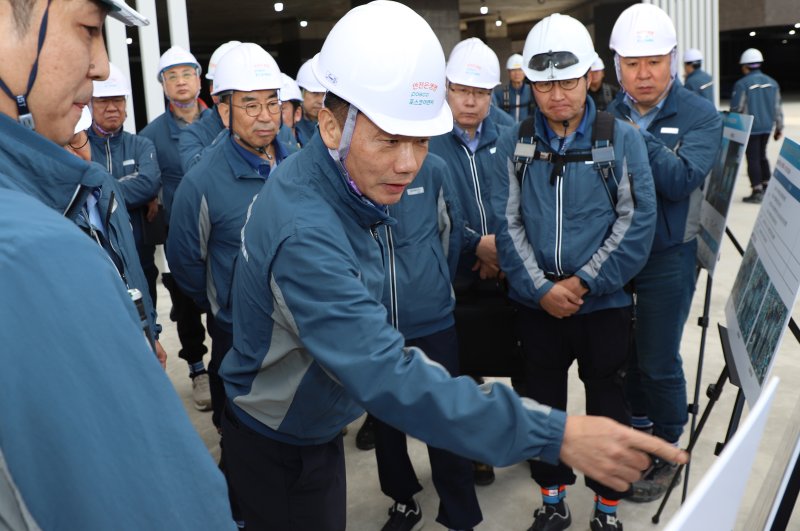 지난 23일 송치영 포스코이앤씨 사장(가운데)이 중대재해가 발생한 대구 현장을 방문해 네 번째 '현장 전사경영회의'를 진행하고 있다. 포스코이앤씨 제공