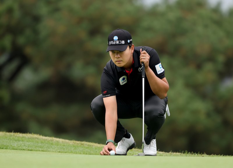 이정환이 제네시스 챔피언십 최종라운드 10번홀에서 퍼팅 라인을 살피고 있다. KPGA 제공