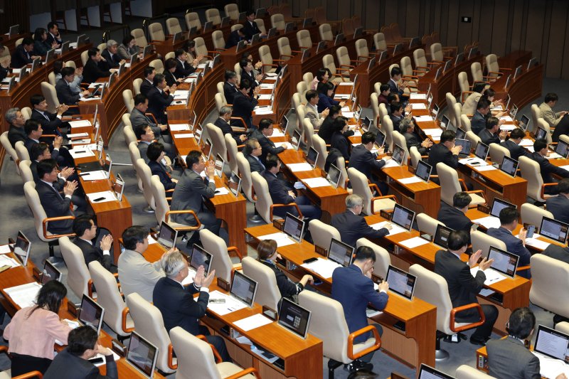 26일 서울 여의도 국회에서 열린 제 429회국회(정기회) 제10차 본회의에서 근로자의 날 제정에 관한 법률 전부개정법률안(대안)이 가결되자 민주당, 범여권 의원들이 손뼉을 치고 있다. 2025.10.26/뉴스1 ⓒ News1 신웅수 기자