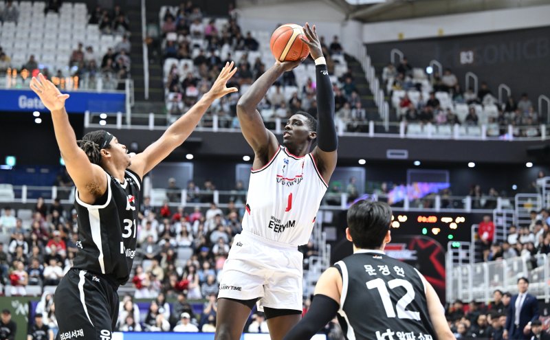 프로농구 정관장 오브라이언트가 26일 KT와 경기에서 슛을 쏘고 있다.(KBL 제공)