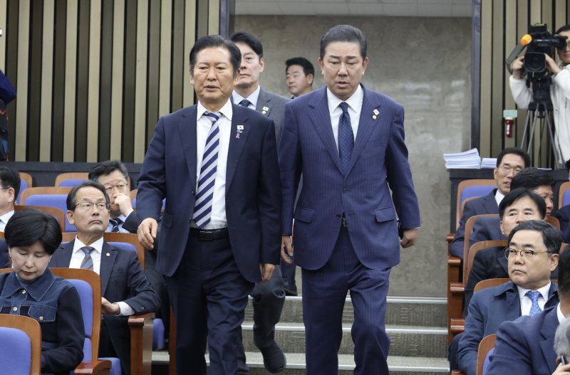 민주당 의총 정청래 더불어민주당 대표(왼쪽)와 김병기 원내대표가 26일 오후 서울 여의도 국회에서 열린 의원총회에 참석하고 있다. 뉴시스