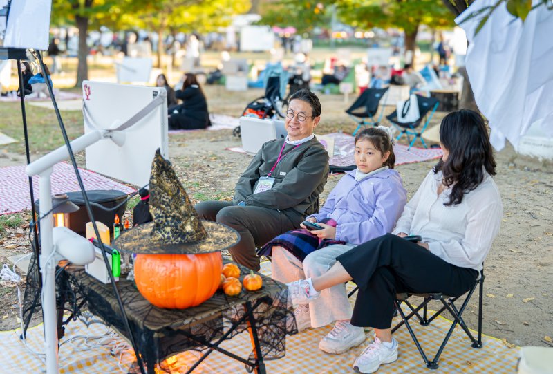 LG전자가 지난 25일 서울 여의도 한강공원에서 개최한 '스탠바이미 러버 챌린지' 대상을 수상한 송병준씨 가족. 송병준씨 가족은 스탠바이미2로 할로윈 파티룸을 꾸며, 현장 시민 평가 등을 통해 대상을 받았다. LG전자 제공