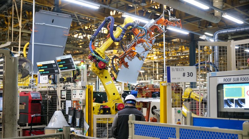 르노코리아 부산공장 내 설치된 로봇 팔이 그랑 콜레오스 차체를 조립하고 있는 모습. 르노코리아 제공