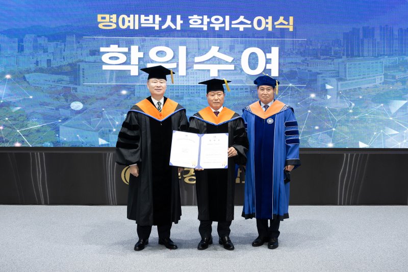 정용표 ㈜케이에이엠 대표이사(가운데)가 명예 공학박사 학위를 받으면서 배상훈 국립부경대학교 총장(왼쪽), 정석권 대학원장과 기념촬영을 하고 있다. 국립부경대학교 제공