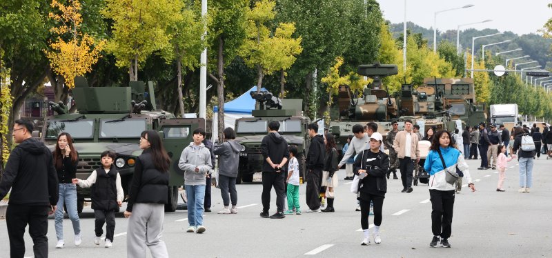 26일 대전 자운대 일원에서 열린 민관군 화합페스티벌에서 관람객들이 즐거운 시간을 보내고 있다. 민관군 화합페스티벌은 대전문화재단이 ‘시민과 함께하는 민관군의 어울림’을 주제로 군 장병과 지역 주민, 가족 단위 관람객이 함께 즐길 수 있는 다채로운 프로그램으로 마련했다. 2025.10.26/뉴스1 ⓒ News1 김기태 기자