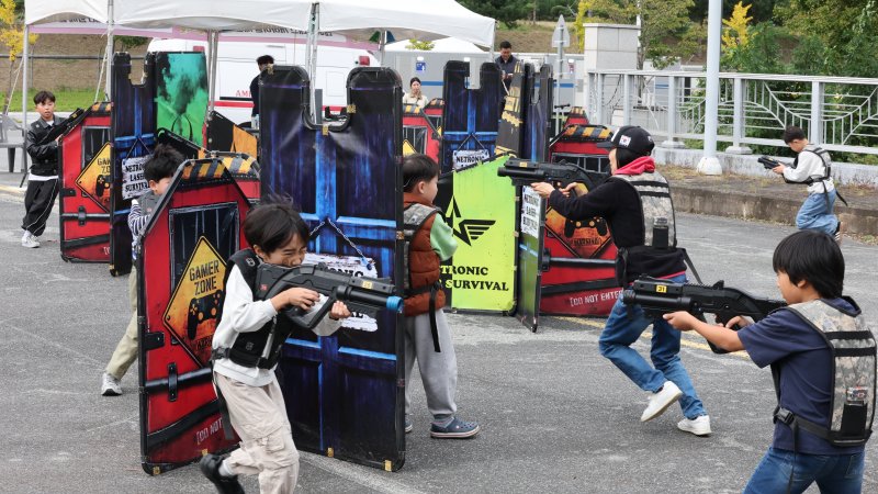 26일 대전 자운대 일원에서 열린 민관군 화합페스티벌에서 관람객들이 즐거운 시간을 보내고 있다. 민관군 화합페스티벌은 대전문화재단이 ‘시민과 함께하는 민관군의 어울림’을 주제로 군 장병과 지역 주민, 가족 단위 관람객이 함께 즐길 수 있는 다채로운 프로그램으로 마련했다. 2025.10.26/뉴스1 ⓒ News1 김기태 기자