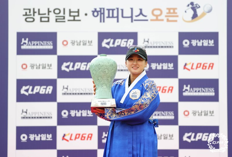 [서울=뉴시스] 리슈잉(중국), 한국여자프로골프(KLPGA) 투어 광남일보·해피니스오픈 우승. (사진=KLPGA 제공) *재판매 및 DB 금지