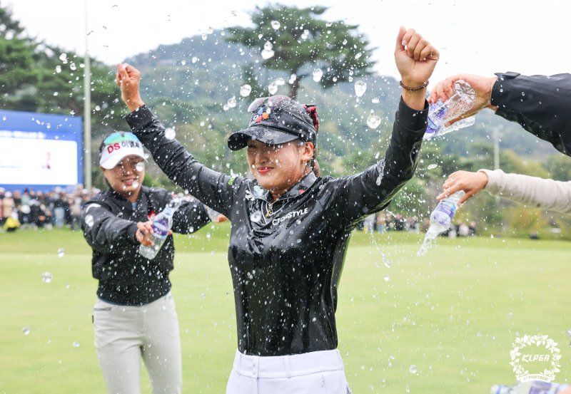 [서울=뉴시스] 리슈잉이 26일 전남 나주에 위치한 해피니스CC에서 열린 '광남일보 해피니스오픈'에서 우승을 차지한 후 축하 물세례를 받고 있다. (사진=KLPGA 제공) 2025.10.26. photo@newsis.com *재판매 및 DB 금지