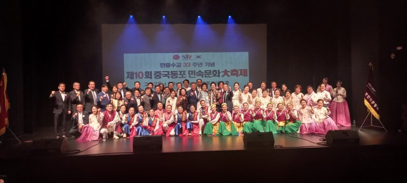 2부 출연진 단체 기념촬영 (출처=연합뉴스)