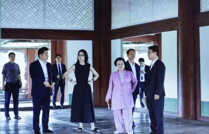 적당히 해, 뒷감당 자신있냐…김건희 측, ‘경복궁 용상’ 사진 유포자에 경고