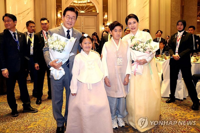 이재명 대통령 내외와 화동 (출처=연합뉴스)