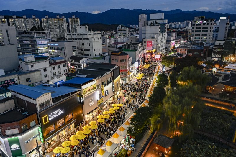 [원주=뉴시스] 이덕화 기자 = 24일 강원 원주시 대표 먹거리축제인 '원주만두축제'가 중앙동 전통시장과 문화의거리, 원일로 일원에서 열린 가운데 만두 판매 거리가 방문객들로 북새통을 이루고 있다. 2025.10.24. wonder8768@newsis.com