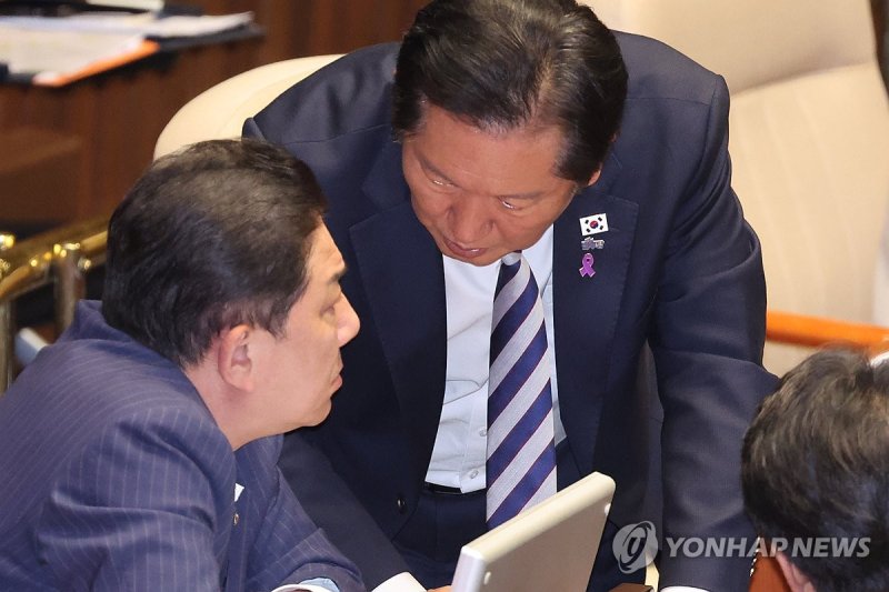 김병기 원내대표와 대화하는 정청래 대표 (출처=연합뉴스)