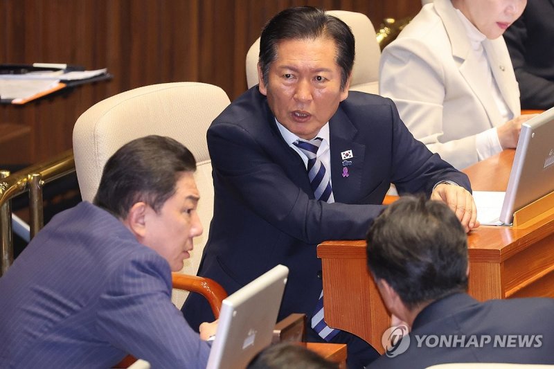 대화하는 민주당 지도부 (출처=연합뉴스)