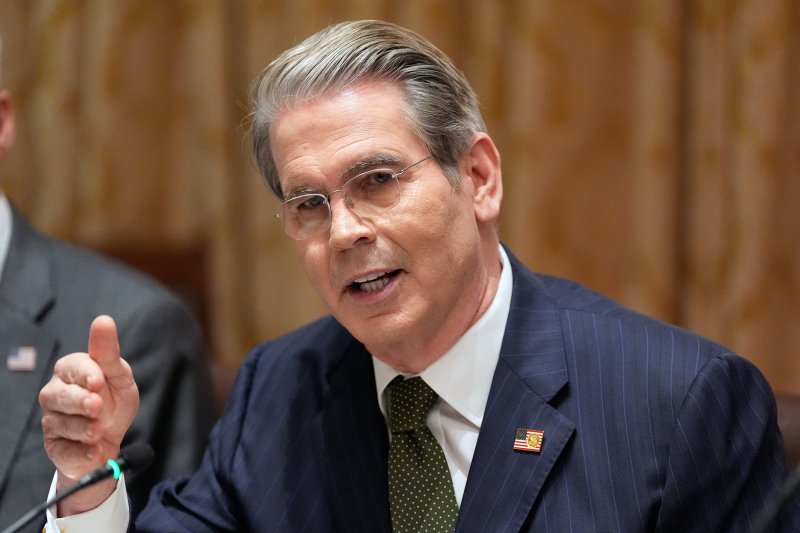 [워싱턴=AP/뉴시스]스콧 베선트 미국 재무장관은 26일(현지 시간) 대중국 100% 추가 관세 부과는 없을 것으로 예상한다는 입장을 밝혔다. 사진은 스콧 재무장관이 지난 14일 백악관 캐비넷룸에서 열린 미·아르헨티나 정상회담 중 발언하고 있는 모습. 2025.10.27.