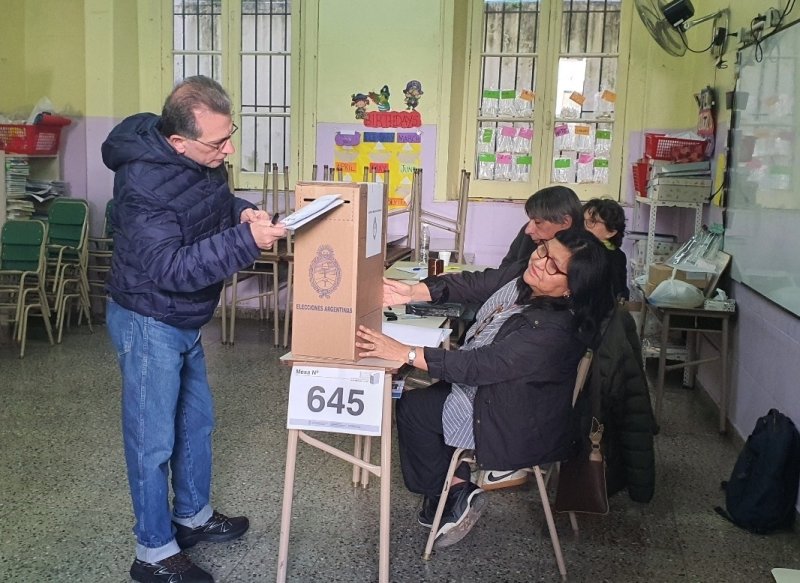 아르헨티나 중간선거에서 한표를 행사하는 시민 (출처=연합뉴스)