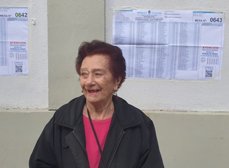 아르헨 중간선거 투표장 밖에서 인터뷰하는 유권자.연합뉴스