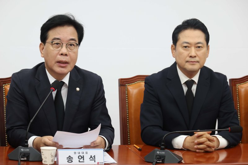 [서울=뉴시스] 조성봉 기자 = 송언석 국민의힘 원내대표가 13일 오전 서울 여의도 국회에서 열린 최고위원회의에서 발언을 하고 있다. 오른쪽은 장동혁 대표. 2025.10.13. suncho21@newsis.com