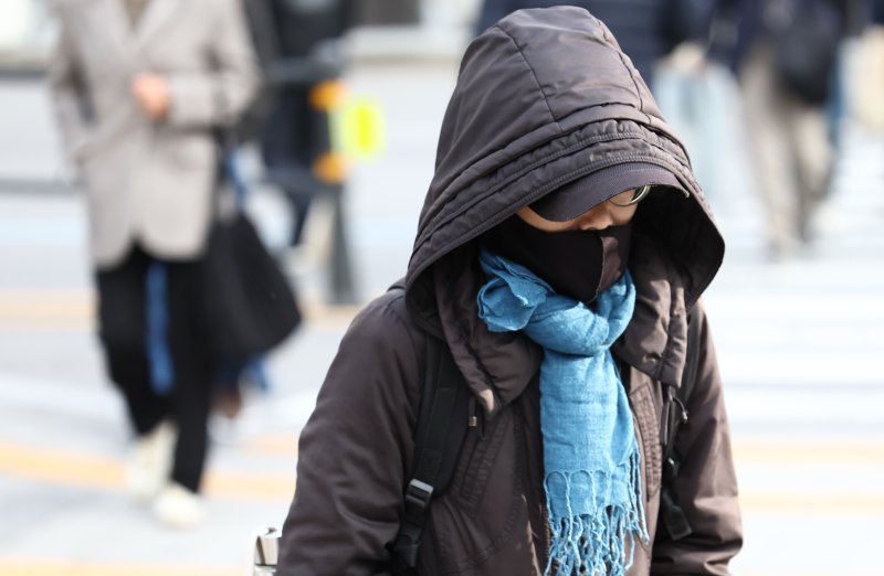 올가을 가장 추운 날씨를 보인 20일 오전 두꺼운 외투를 입은 시민이 발걸음을 옮기고 있다. 2025.10.20/뉴스1 ⓒ News1 김민지 기자